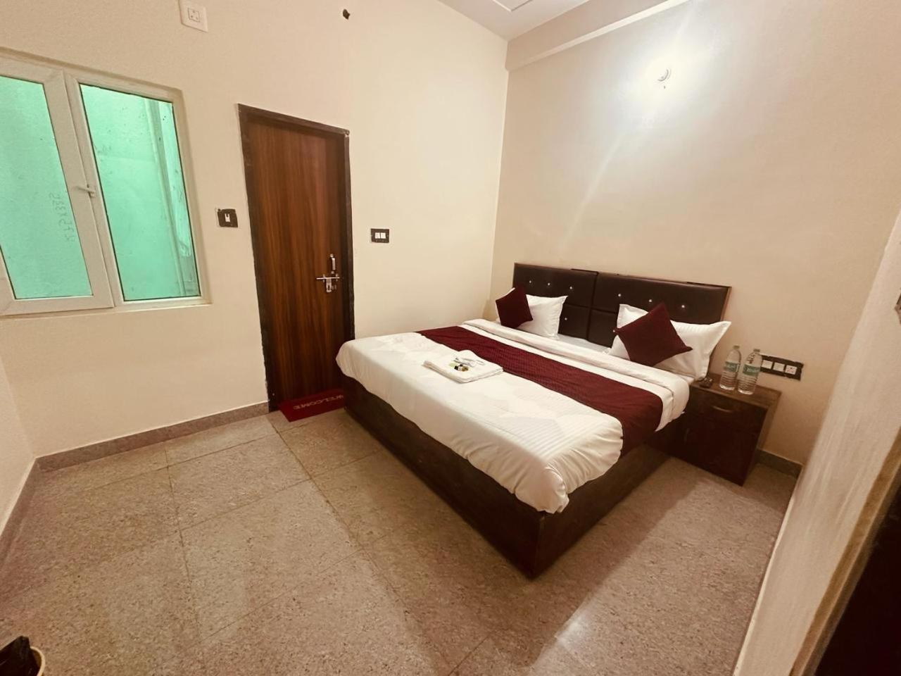 The Lord Krishna Residency Vrindavan Hotel Exterior foto