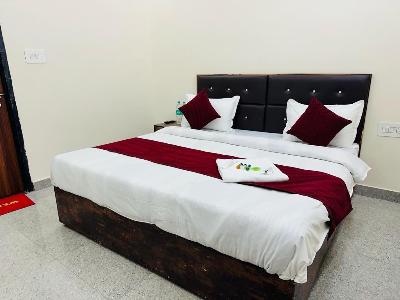 The Lord Krishna Residency Vrindavan Hotel Exterior foto