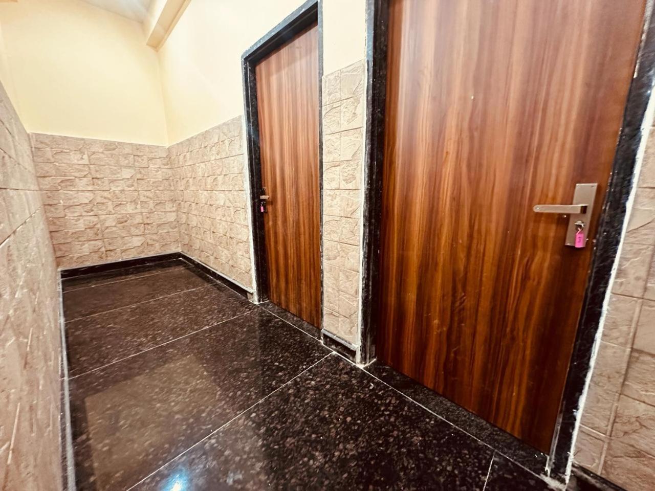 The Lord Krishna Residency Vrindavan Hotel Exterior foto